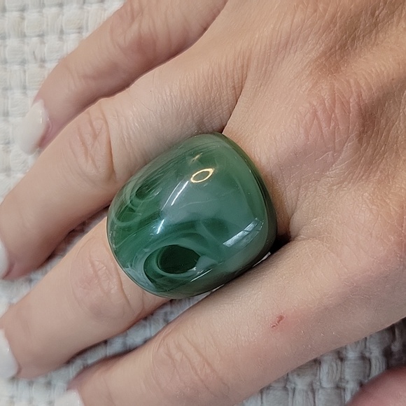 JADE GREEN SWIRL CONTOURED STATEMENT RING - Picture 6 of 10